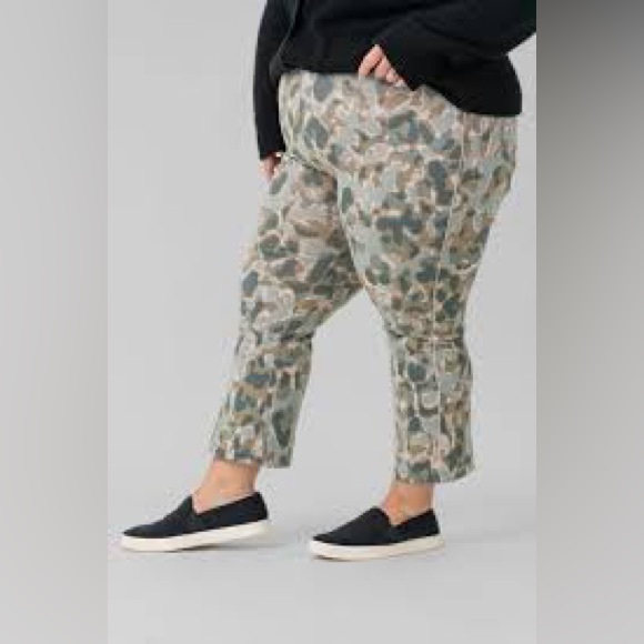 Lysse - Camouflage Print Cropped Pants - Size Medium - Picture 1 of 4